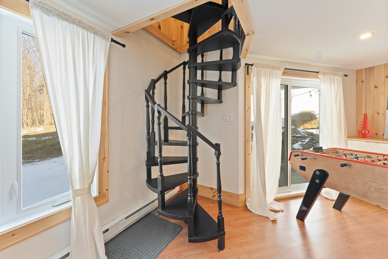 Escalier - 168 - 170 Ch. Demers, Sutton, QC - Indoor Photo Showing Other Room