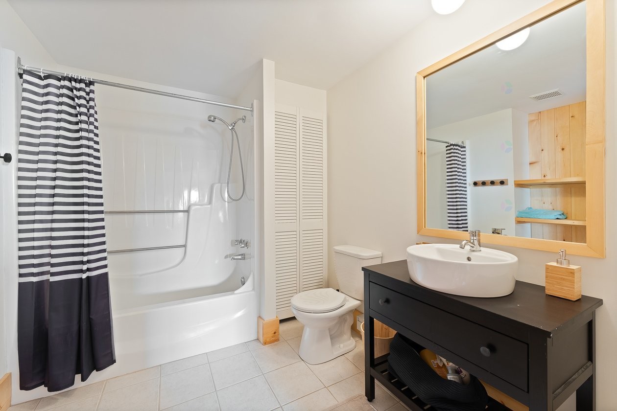 Salle de bains - 168 - 170 Ch. Demers, Sutton, QC - Indoor Photo Showing Bathroom