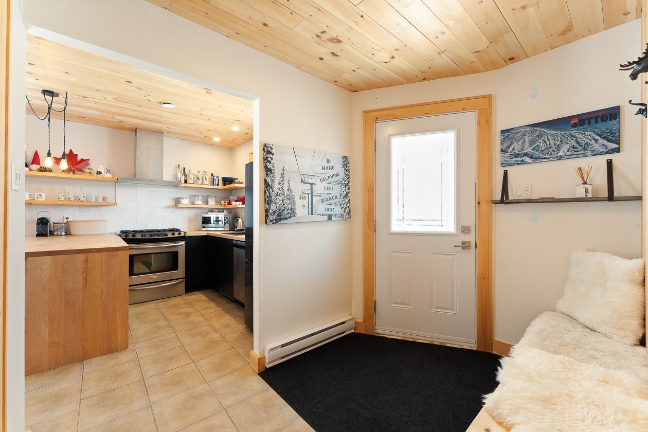 Hall d'entrée/Vestibule - 168 - 170 Ch. Demers, Sutton, QC - Indoor