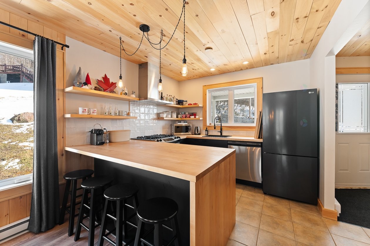 Cuisine - 168 - 170 Ch. Demers, Sutton, QC - Indoor Photo Showing Kitchen