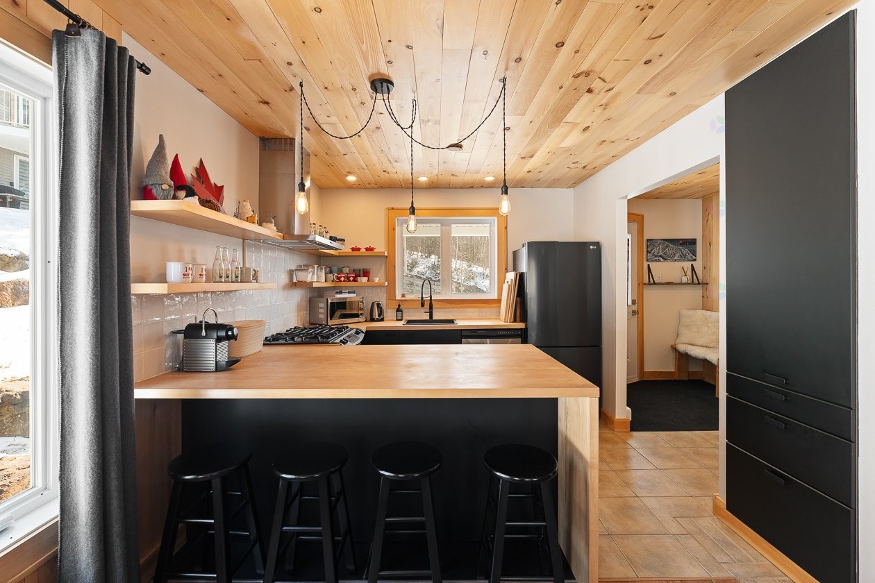 Cuisine - 168 - 170 Ch. Demers, Sutton, QC - Indoor Photo Showing Other Room