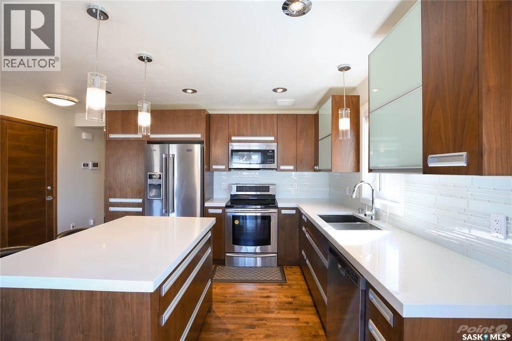 435 Pichler Crescent, Saskatoon, SK - Indoor Photo Showing Kitchen With Stainless Steel Kitchen With Double Sink With Upgraded Kitchen
