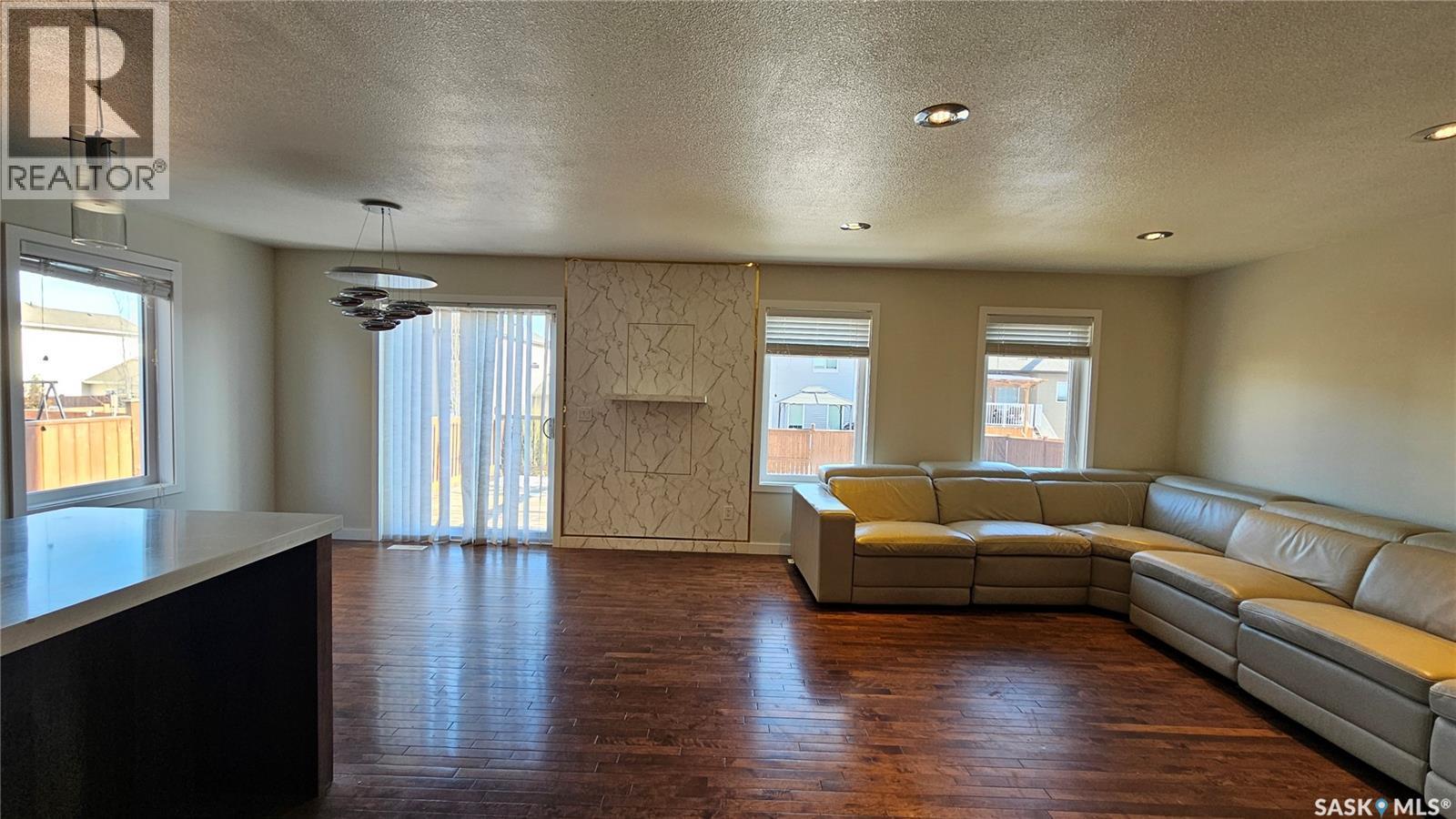 435 Pichler Crescent, Saskatoon, SK - Indoor Photo Showing Living Room