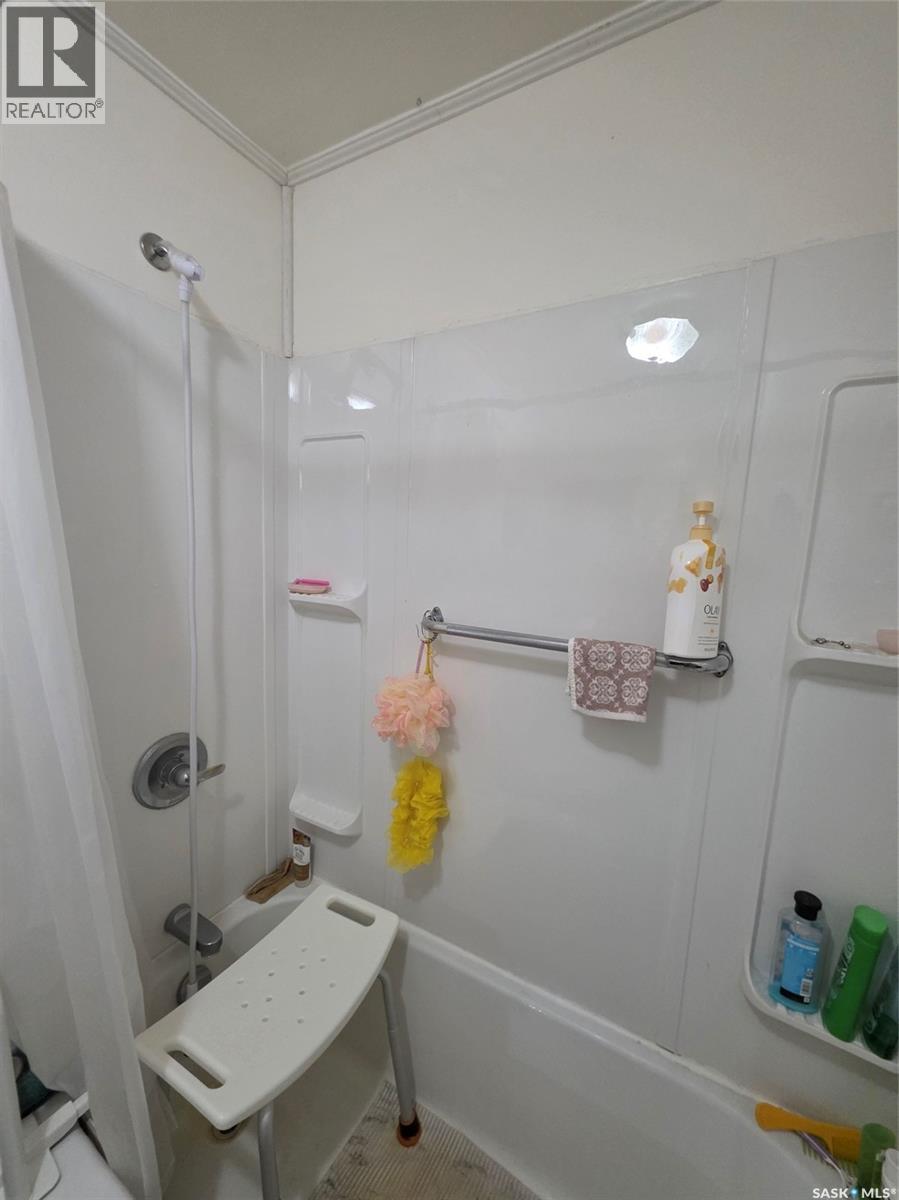 604 3Rd Avenue Nw, Swift Current, SK - Indoor Photo Showing Bathroom
