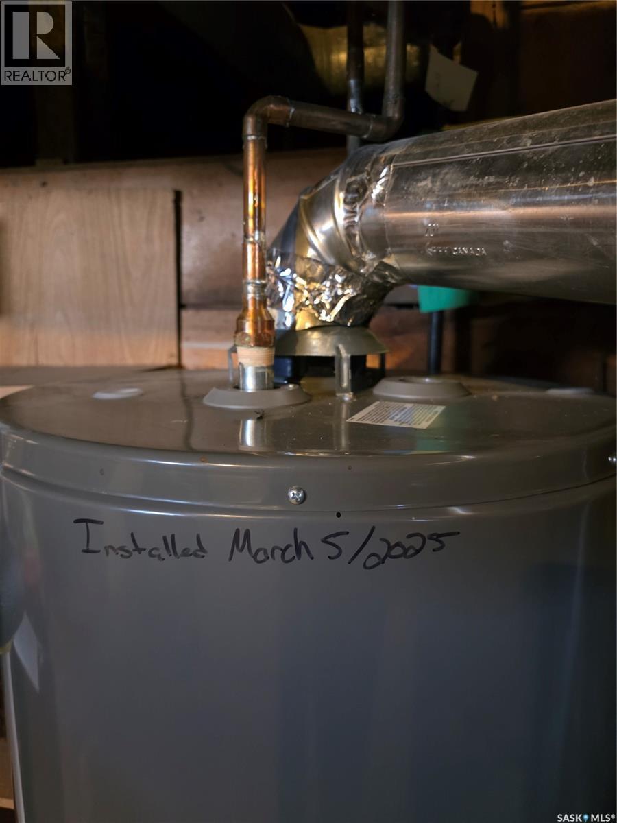 604 3Rd Avenue Nw, Swift Current, SK - Indoor Photo Showing Other Room