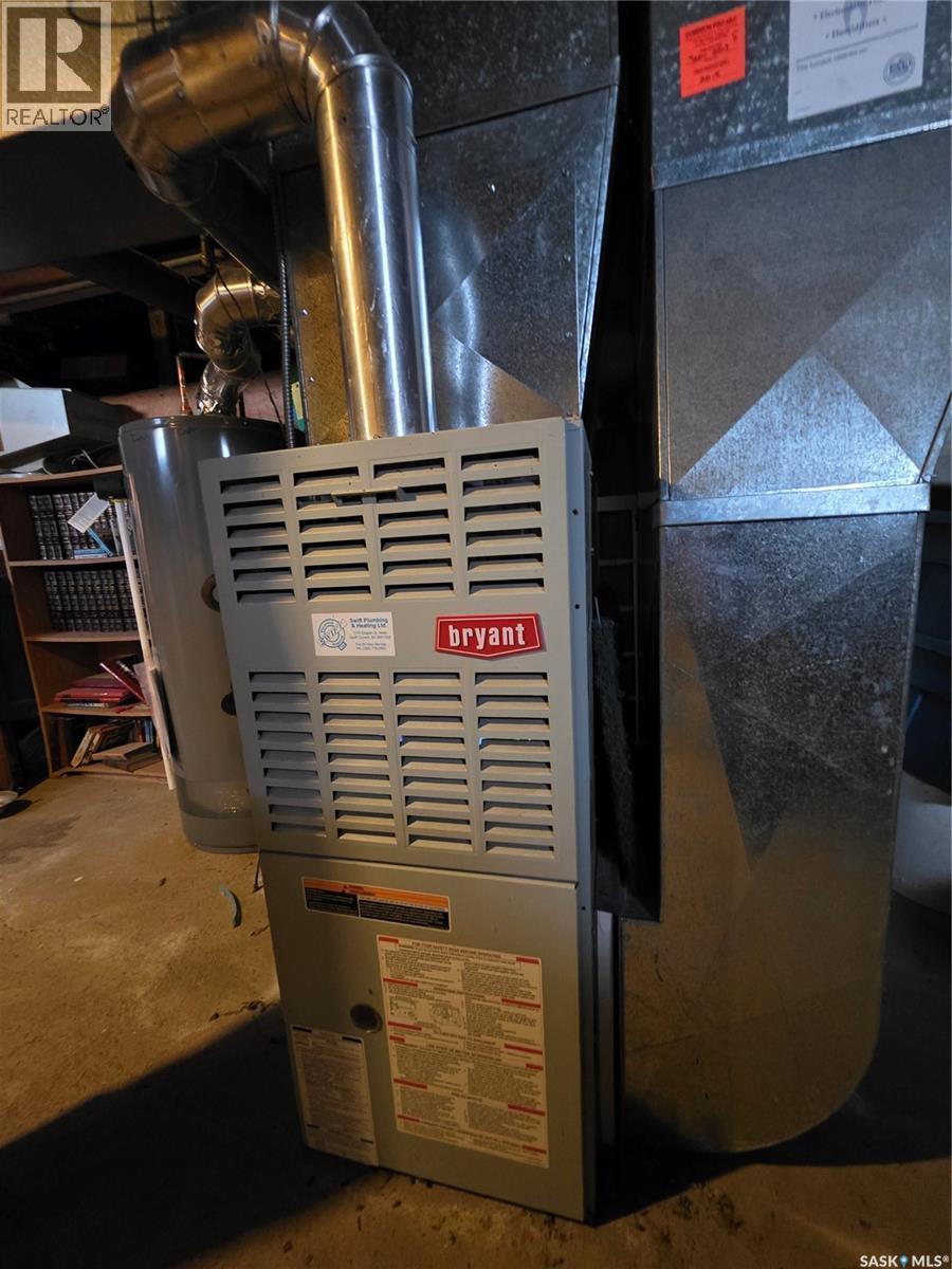 604 3Rd Avenue Nw, Swift Current, SK - Indoor Photo Showing Basement
