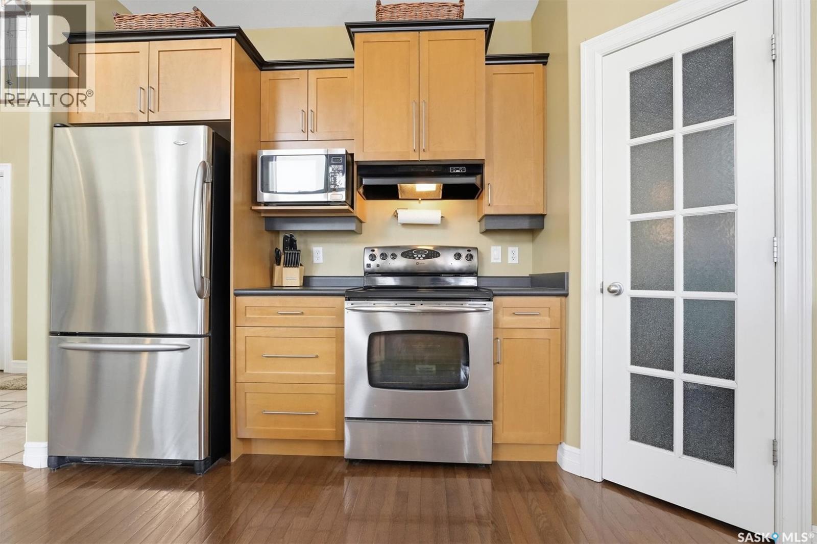 302 Brookhurst Terrace, Saskatoon, SK - Indoor Photo Showing Kitchen