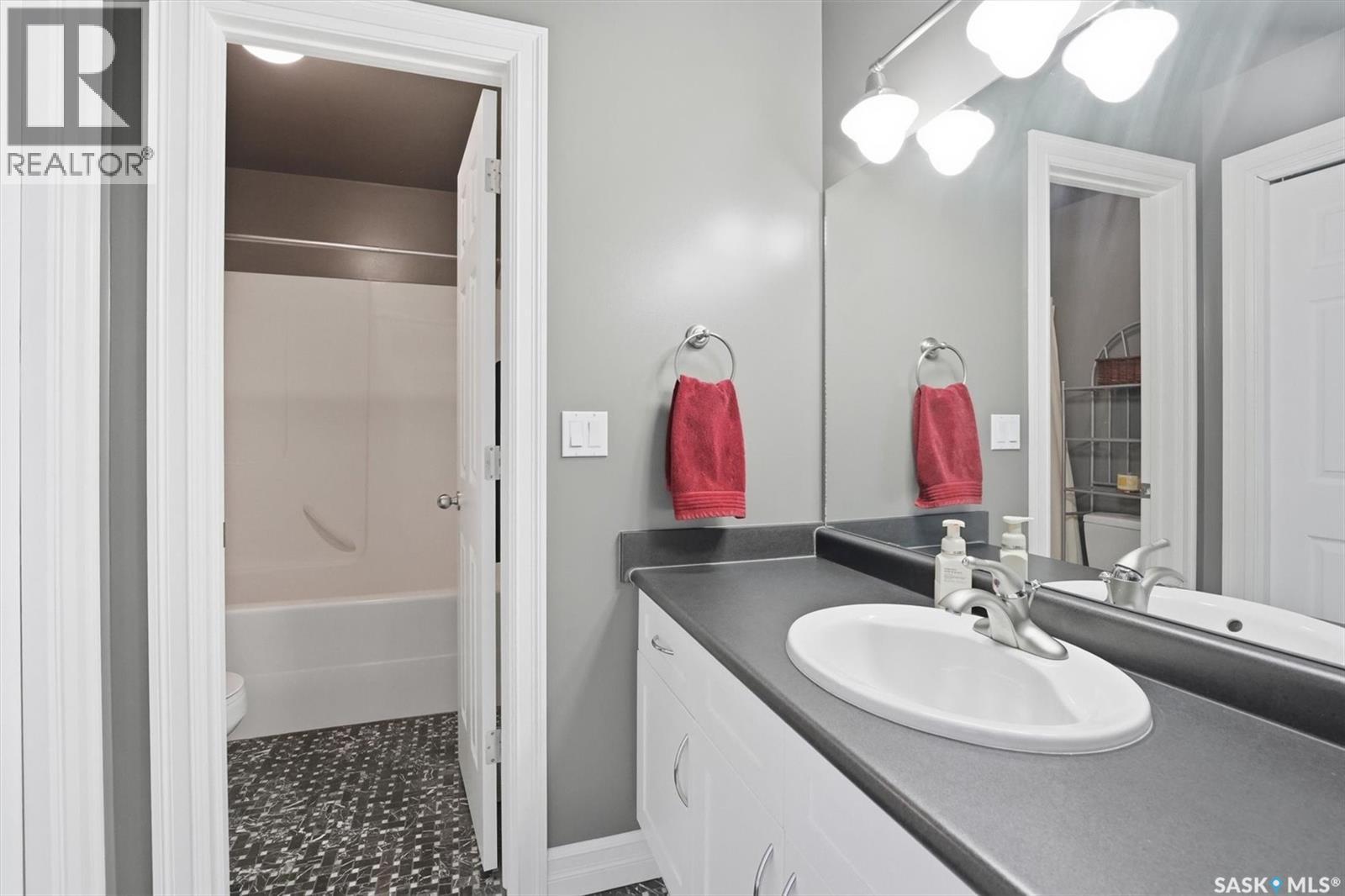 302 Brookhurst Terrace, Saskatoon, SK - Indoor Photo Showing Bathroom