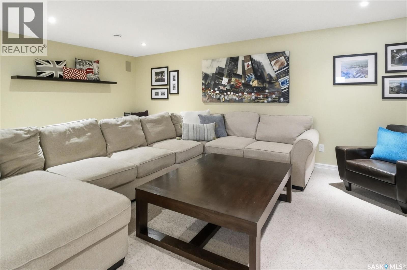 302 Brookhurst Terrace, Saskatoon, SK - Indoor Photo Showing Living Room