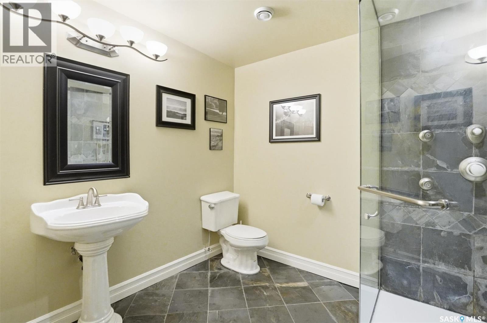 302 Brookhurst Terrace, Saskatoon, SK - Indoor Photo Showing Bathroom