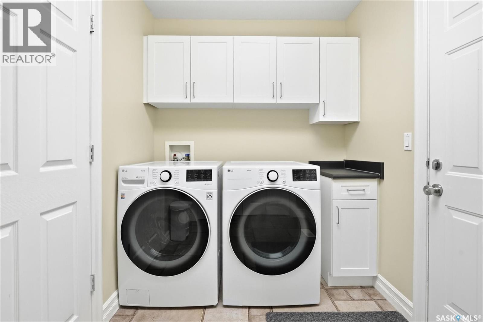 302 Brookhurst Terrace, Saskatoon, SK - Indoor Photo Showing Laundry Room