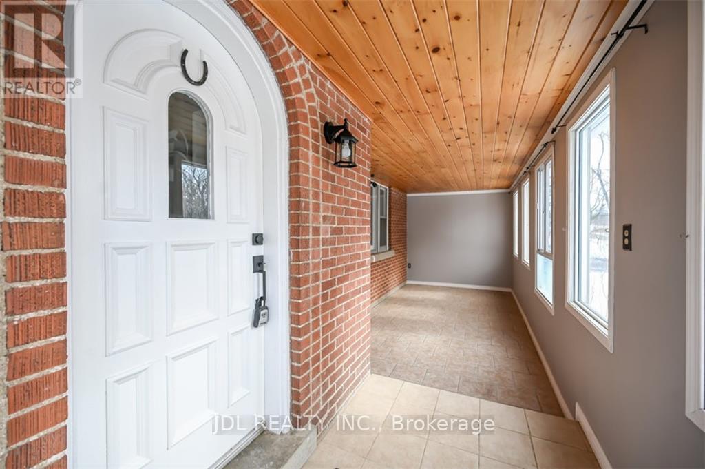 8110 Chippewa Road E, Hamilton, ON - Indoor Photo Showing Other Room