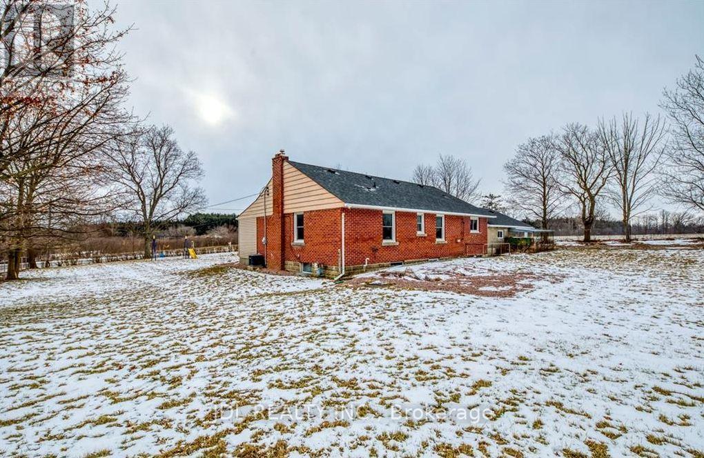 8110 Chippewa Road E, Hamilton, ON - Outdoor