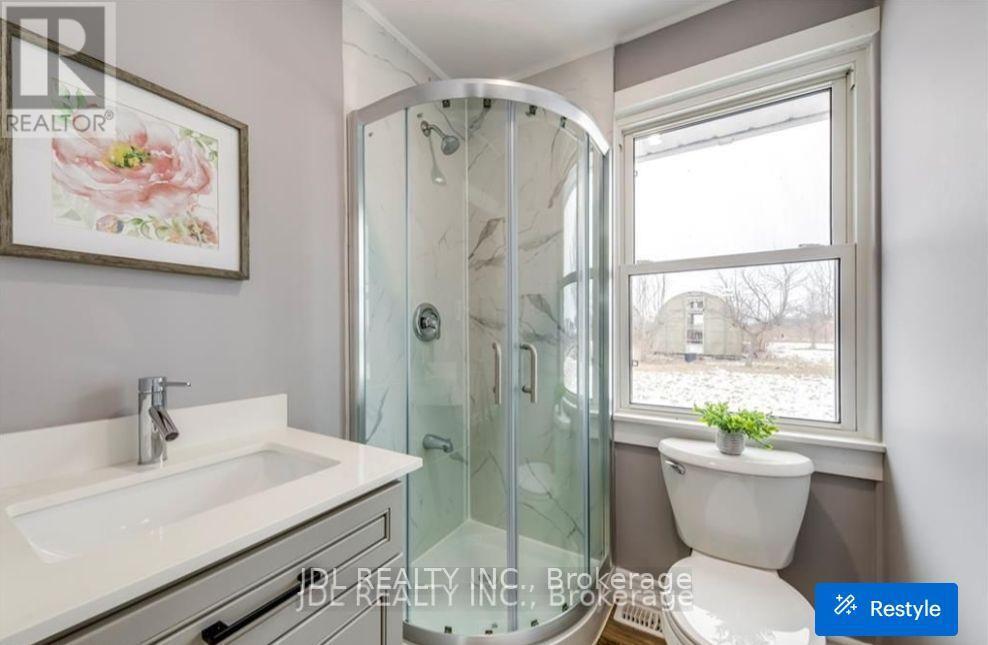 8110 Chippewa Road E, Hamilton, ON - Indoor Photo Showing Bathroom