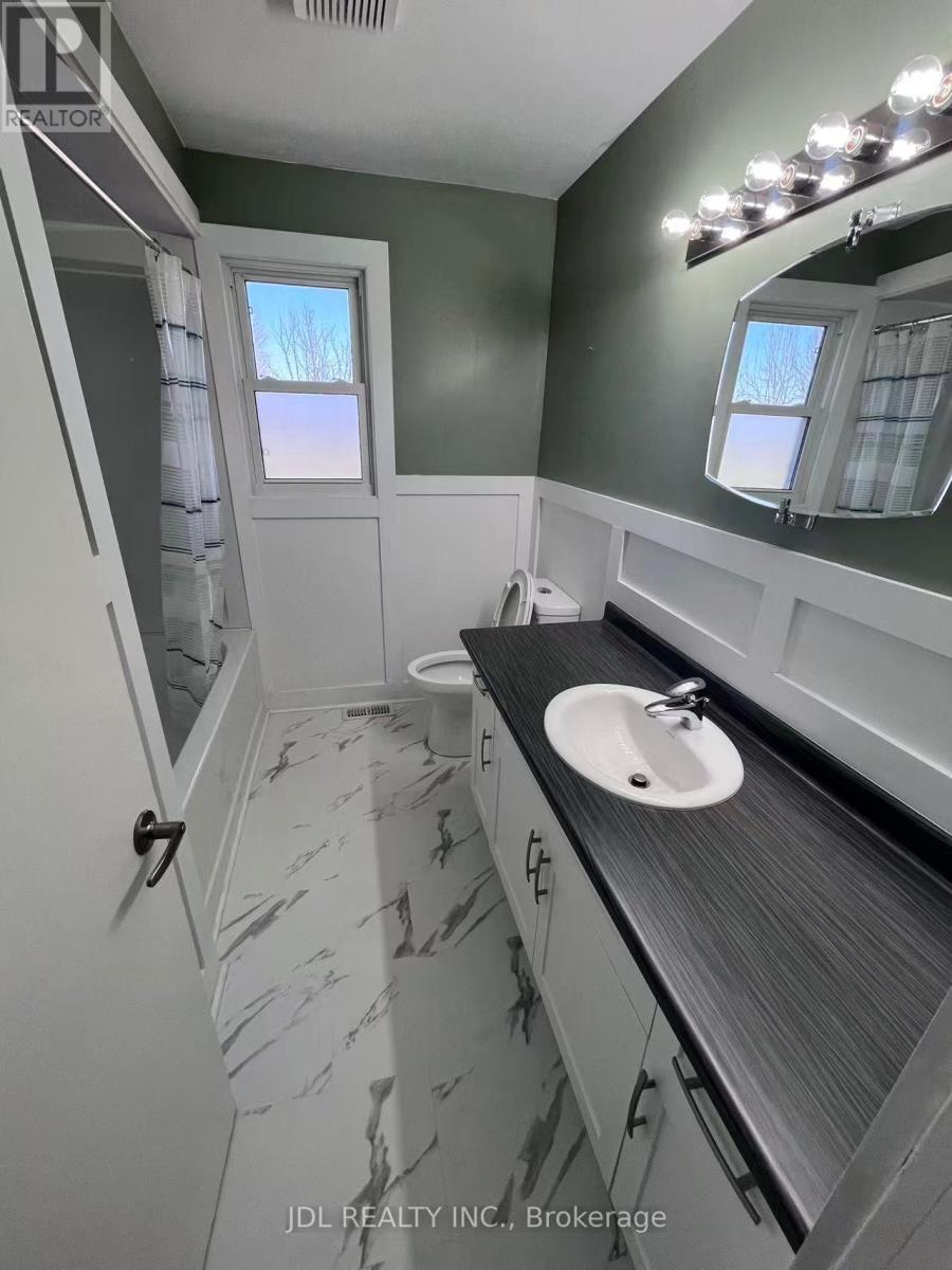 8110 Chippewa Road E, Hamilton, ON - Indoor Photo Showing Bathroom
