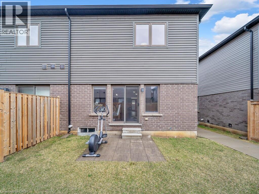 Back of house with brick siding - 30 Times Square Boulevard, Hamilton, ON - Outdoor