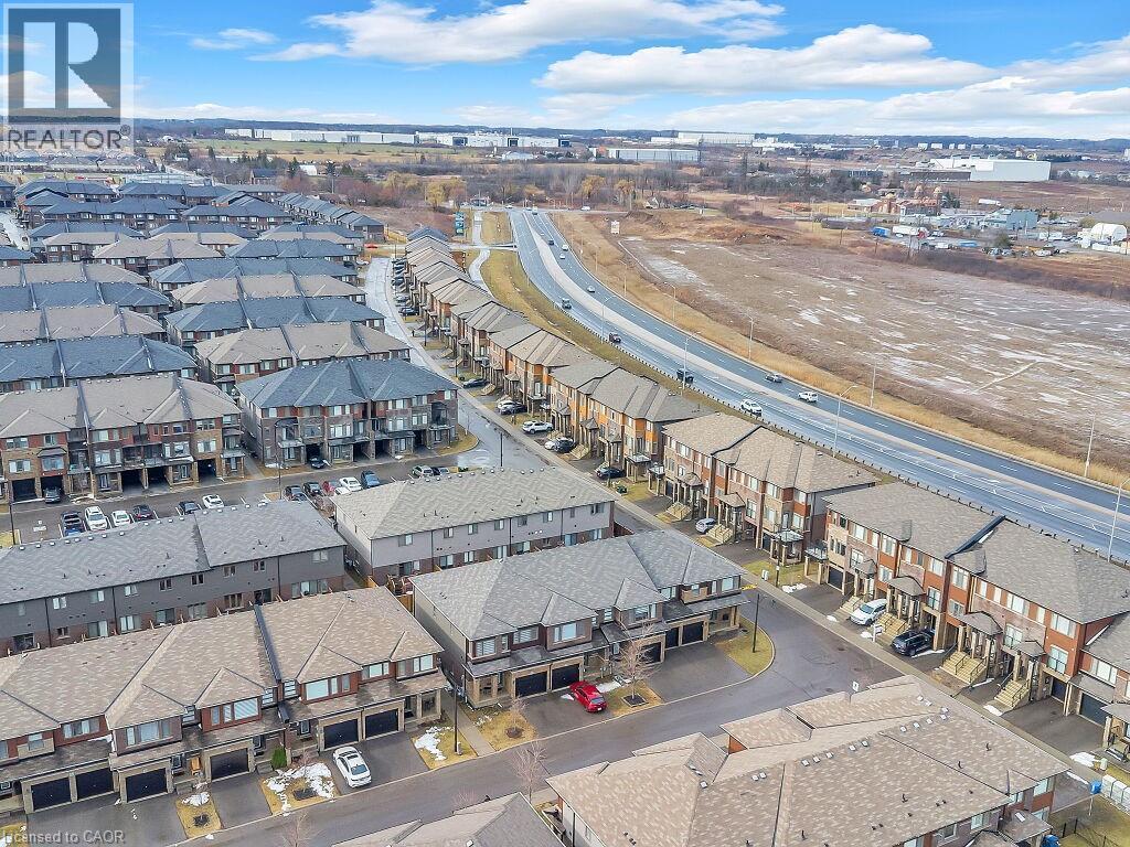Aerial perspective of suburban area - 30 Times Square Boulevard, Hamilton, ON - Outdoor With View