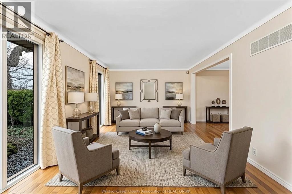 3748 Ouellette Avenue, Windsor, ON - Indoor Photo Showing Living Room