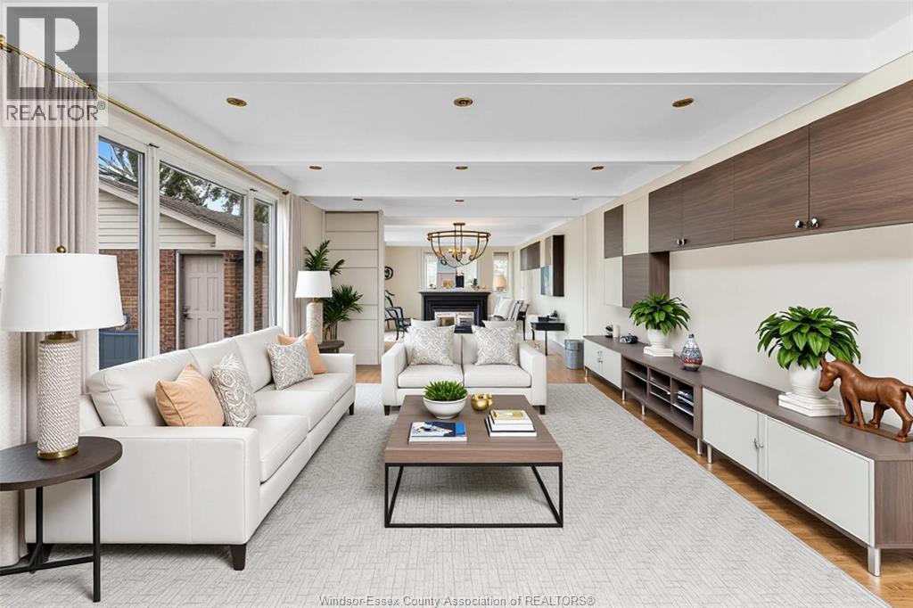 3748 Ouellette Avenue, Windsor, ON - Indoor Photo Showing Living Room