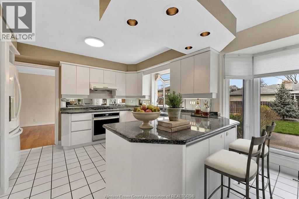 3748 Ouellette Avenue, Windsor, ON - Indoor Photo Showing Kitchen