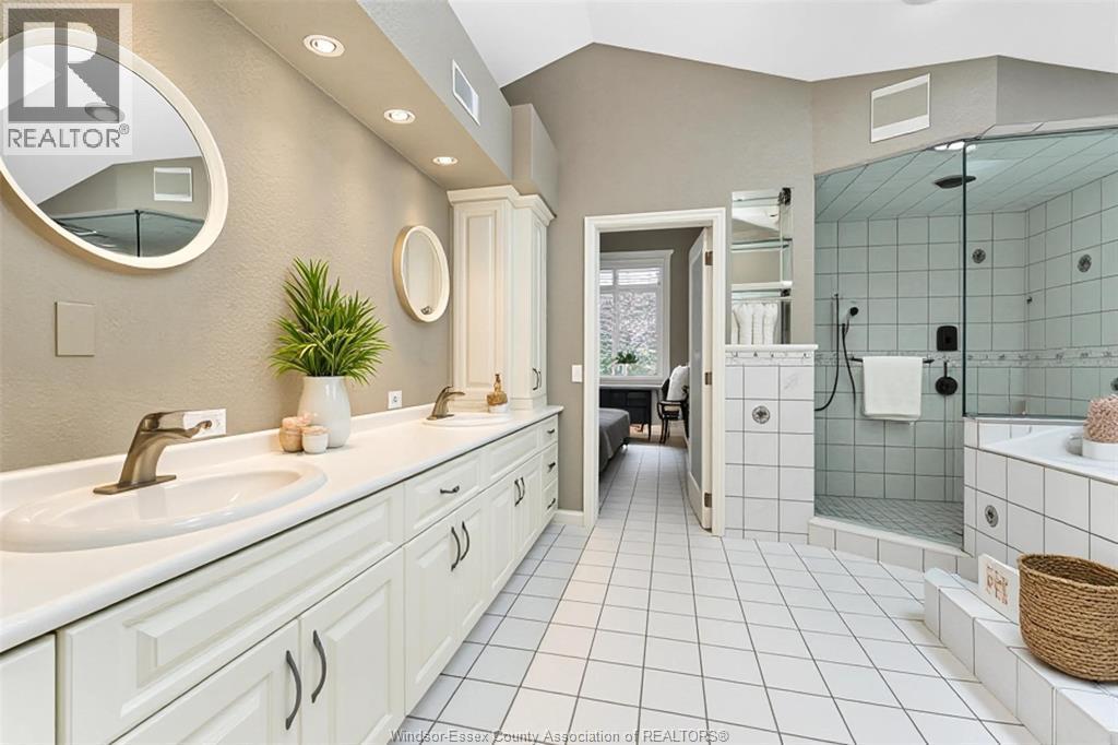 3748 Ouellette Avenue, Windsor, ON - Indoor Photo Showing Bathroom
