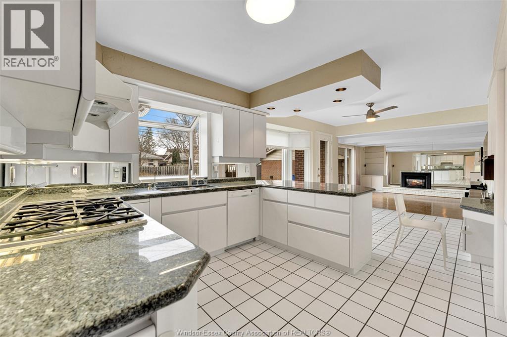3748 Ouellette Avenue, Windsor, ON - Indoor Photo Showing Kitchen