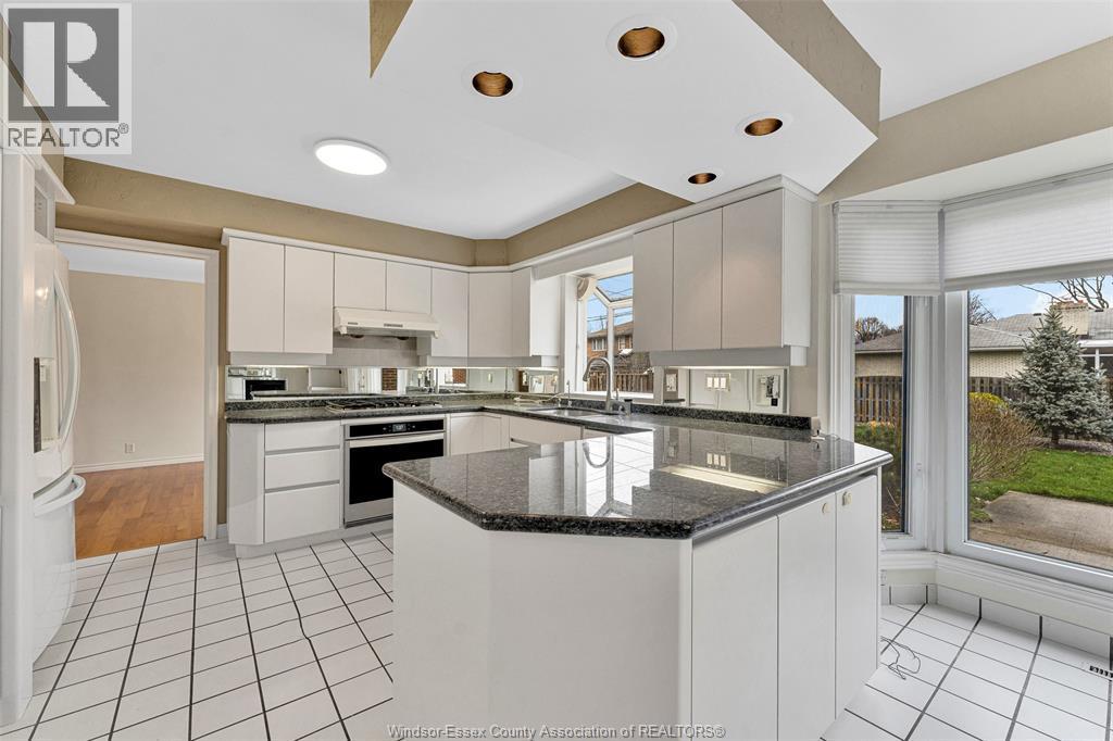 3748 Ouellette Avenue, Windsor, ON - Indoor Photo Showing Kitchen