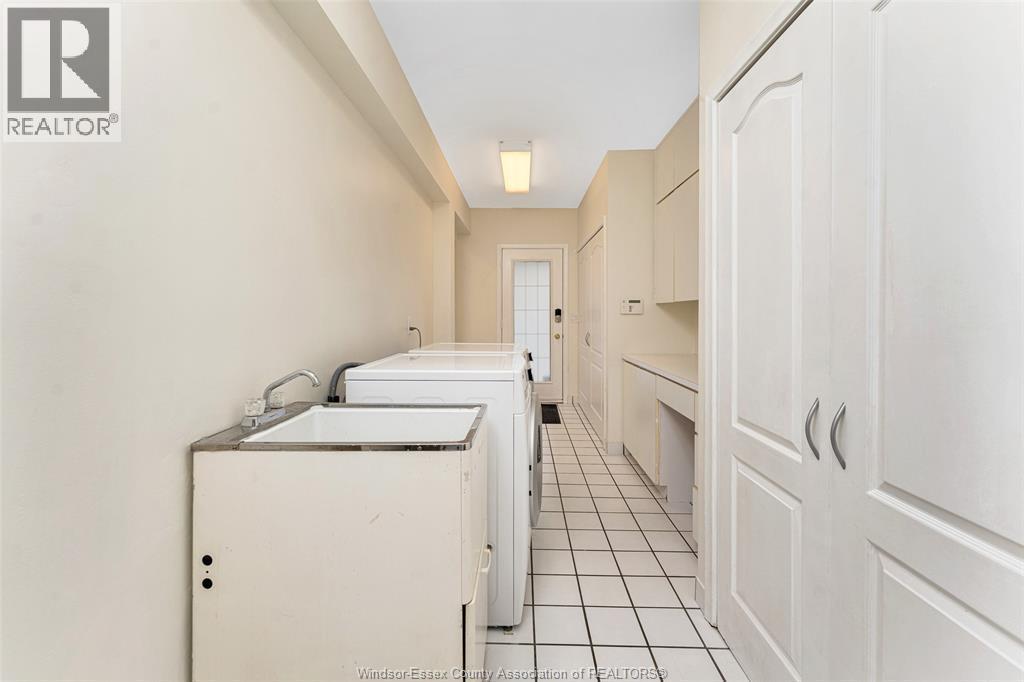 3748 Ouellette Avenue, Windsor, ON - Indoor