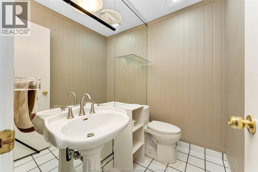 3748 Ouellette Avenue, Windsor, ON - Indoor Photo Showing Bathroom