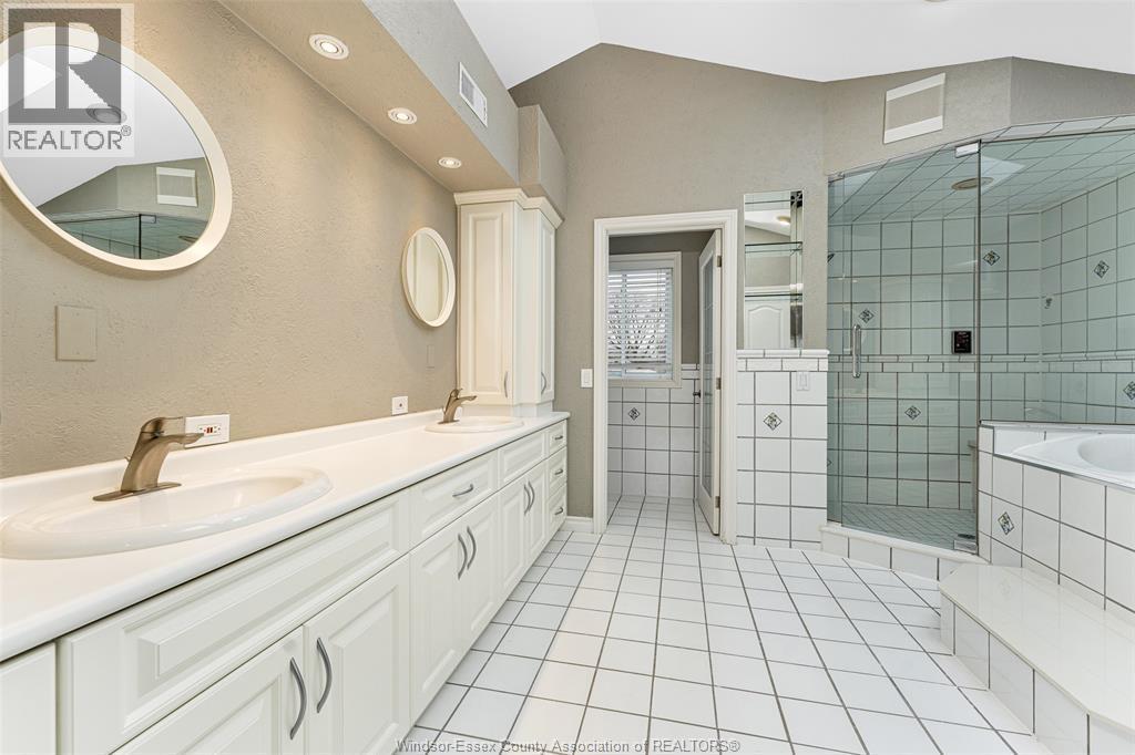 3748 Ouellette Avenue, Windsor, ON - Indoor Photo Showing Bathroom