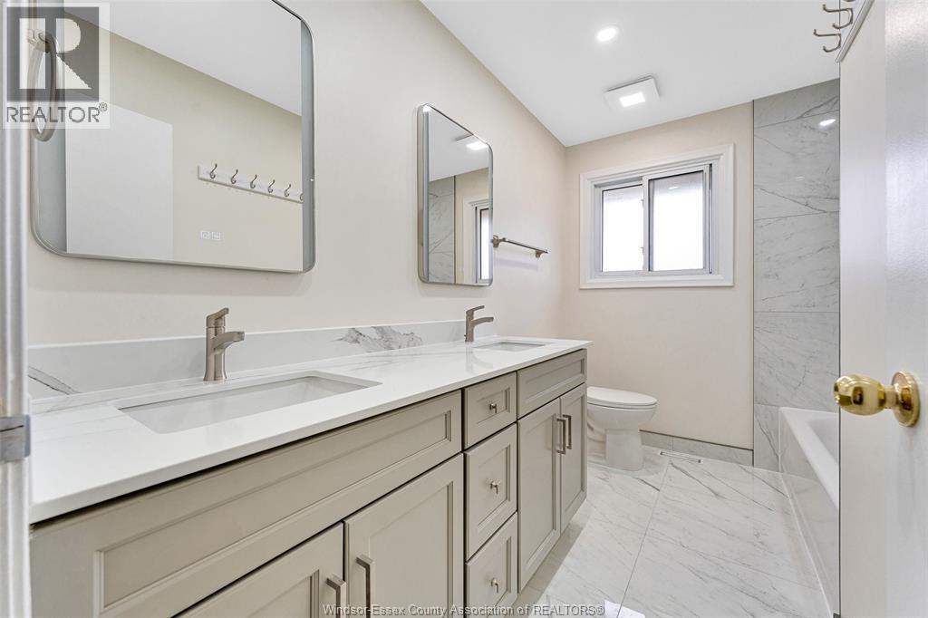3748 Ouellette Avenue, Windsor, ON - Indoor Photo Showing Bathroom