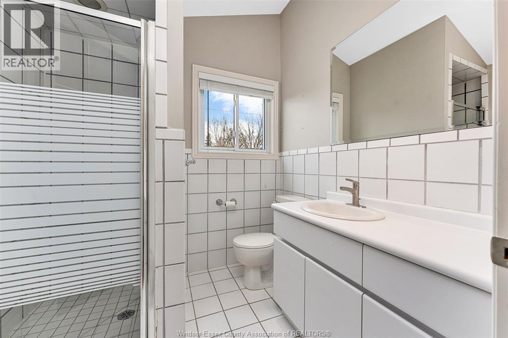 3748 Ouellette Avenue, Windsor, ON - Indoor Photo Showing Bathroom