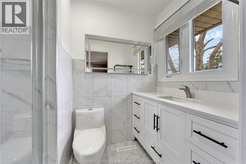 3748 Ouellette Avenue, Windsor, ON - Indoor Photo Showing Bathroom