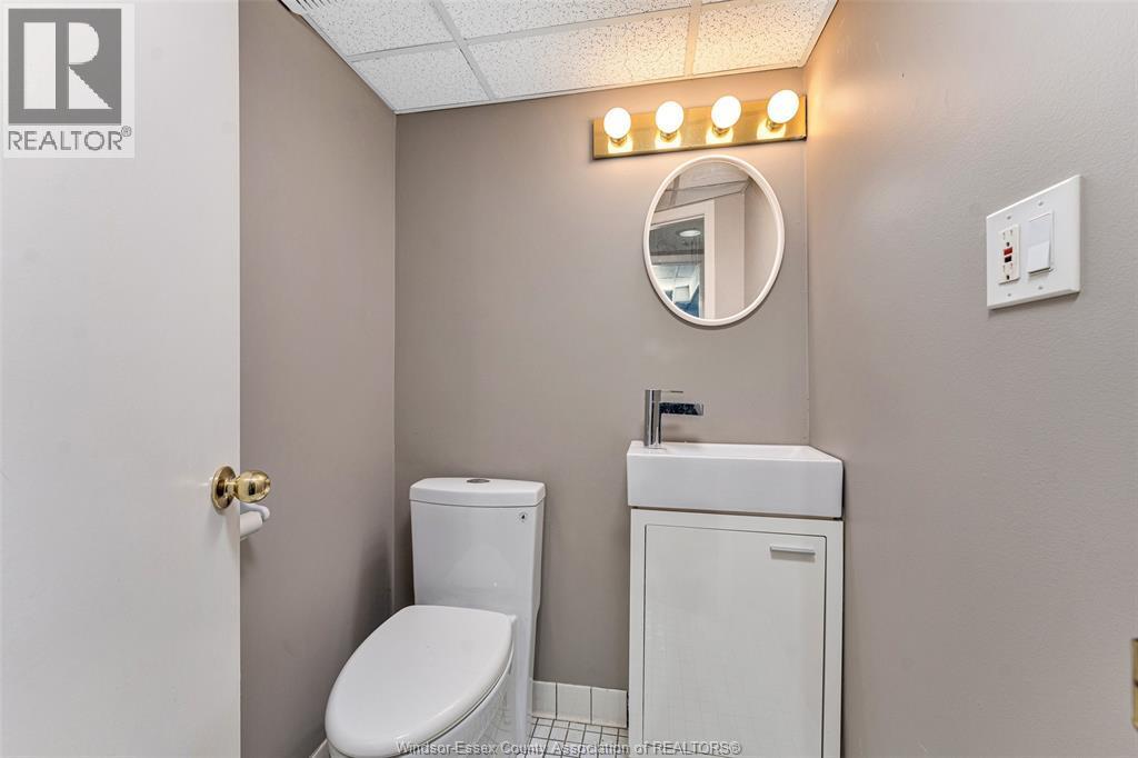 3748 Ouellette Avenue, Windsor, ON - Indoor Photo Showing Bathroom