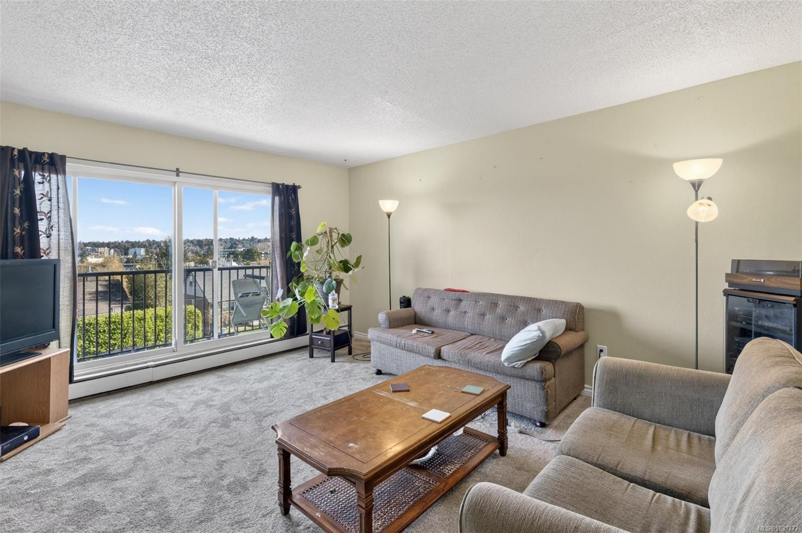 323-3225 Eldon Pl, Saanich, BC - Indoor Photo Showing Living Room