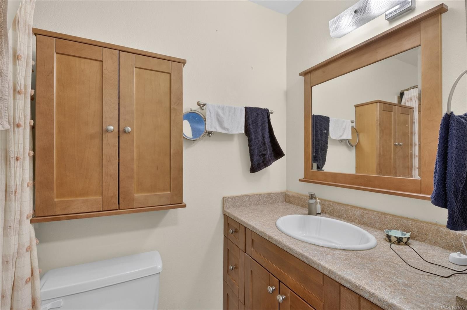 323-3225 Eldon Pl, Saanich, BC - Indoor Photo Showing Bathroom