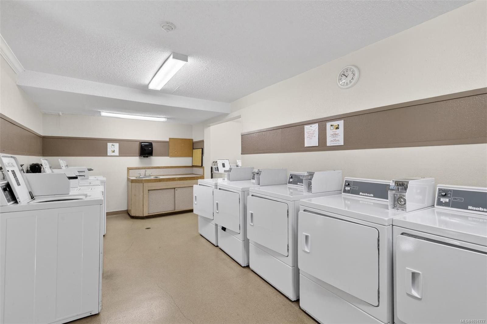 323-3225 Eldon Pl, Saanich, BC - Indoor Photo Showing Laundry Room