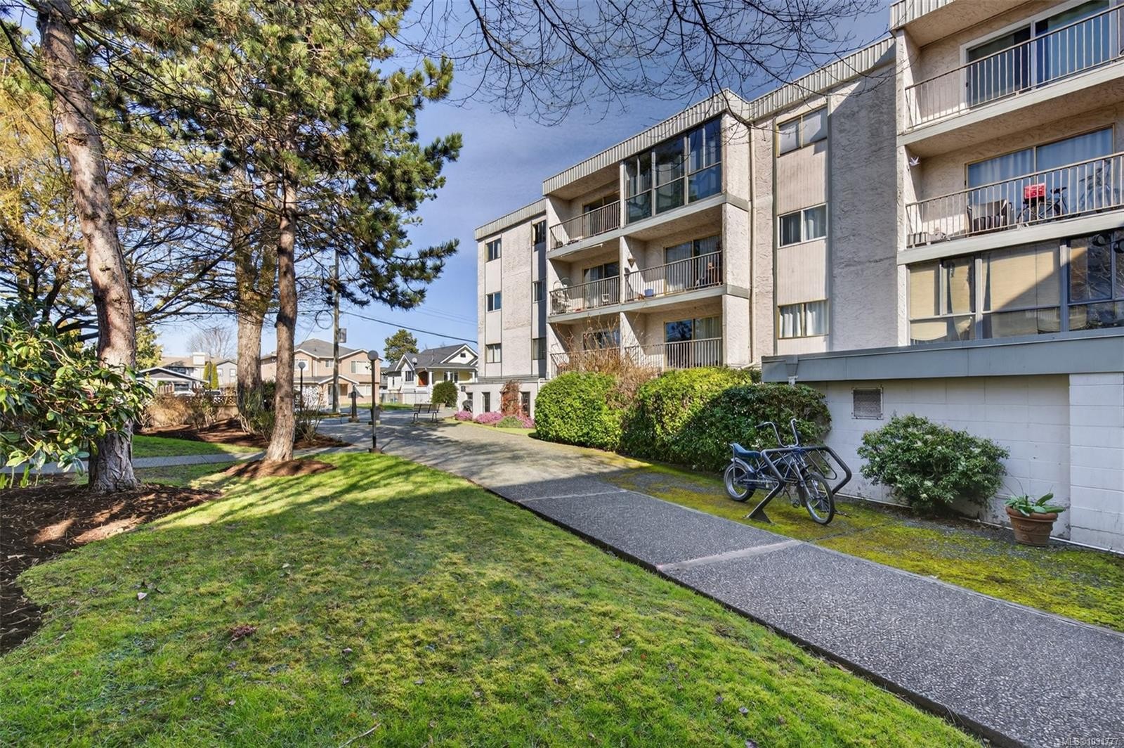 323-3225 Eldon Pl, Saanich, BC - Outdoor