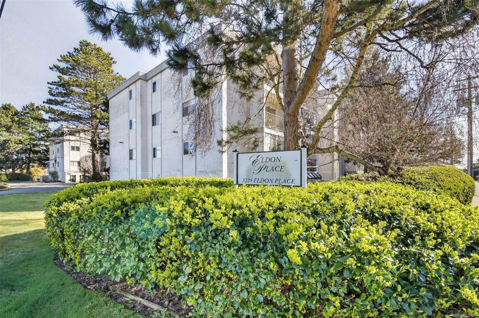 323-3225 Eldon Pl, Saanich, BC - Outdoor