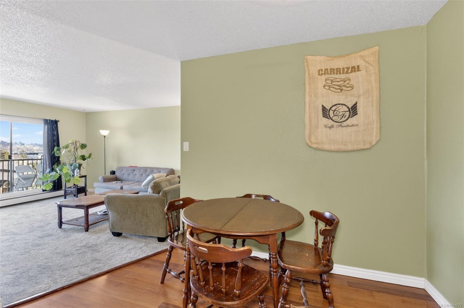 323-3225 Eldon Pl, Saanich, BC - Indoor