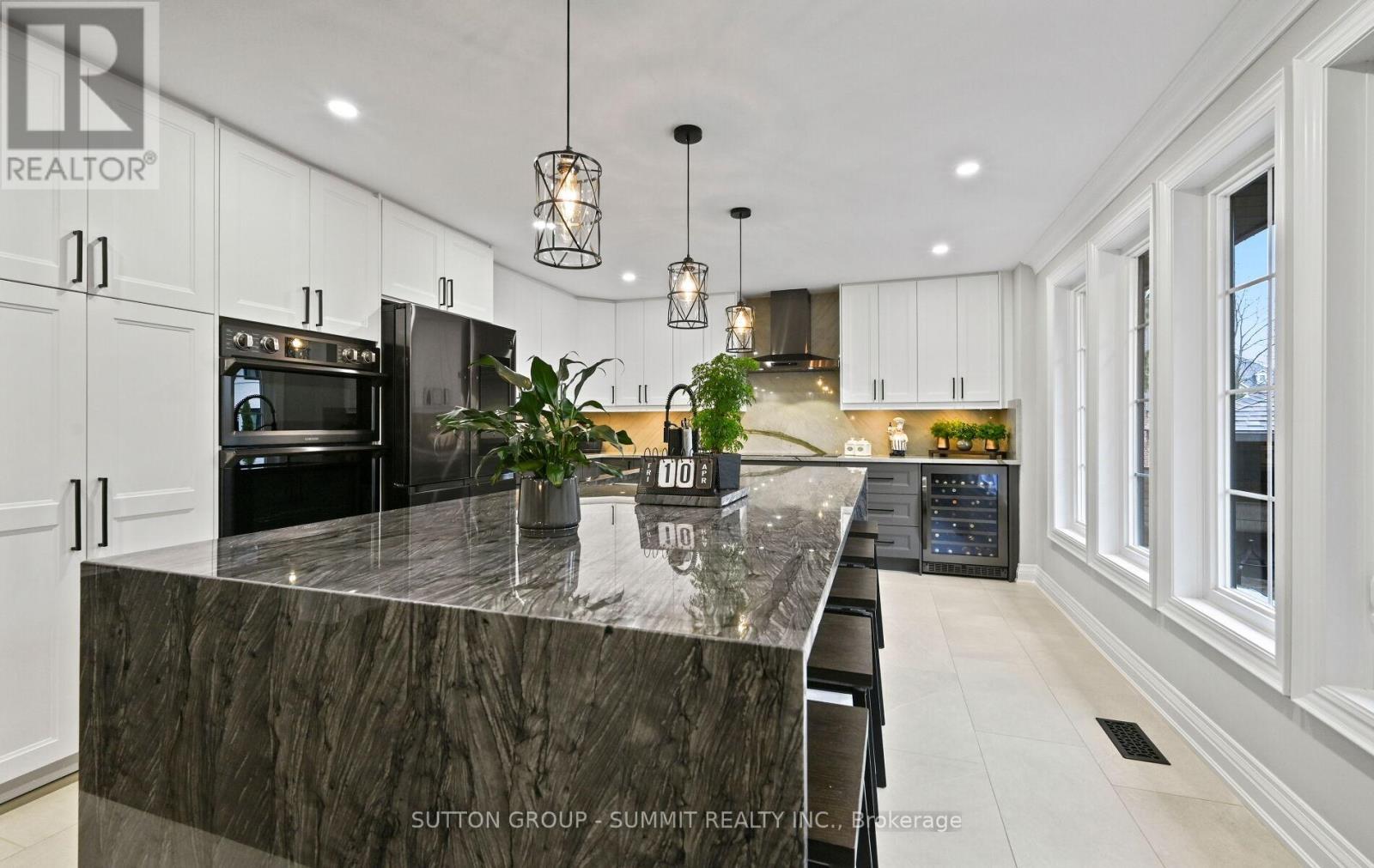 1095 Geran Crescent, Mississauga, ON - Indoor Photo Showing Kitchen With Upgraded Kitchen