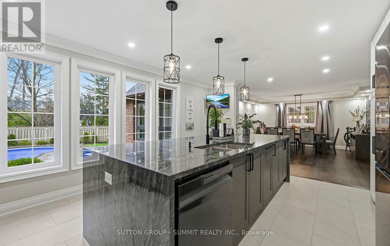1095 Geran Crescent, Mississauga, ON - Indoor Photo Showing Kitchen With Upgraded Kitchen