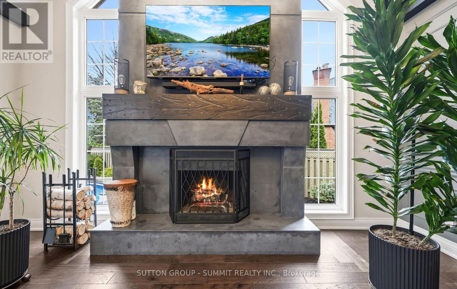 1095 Geran Crescent, Mississauga, ON - Indoor Photo Showing Living Room With Fireplace