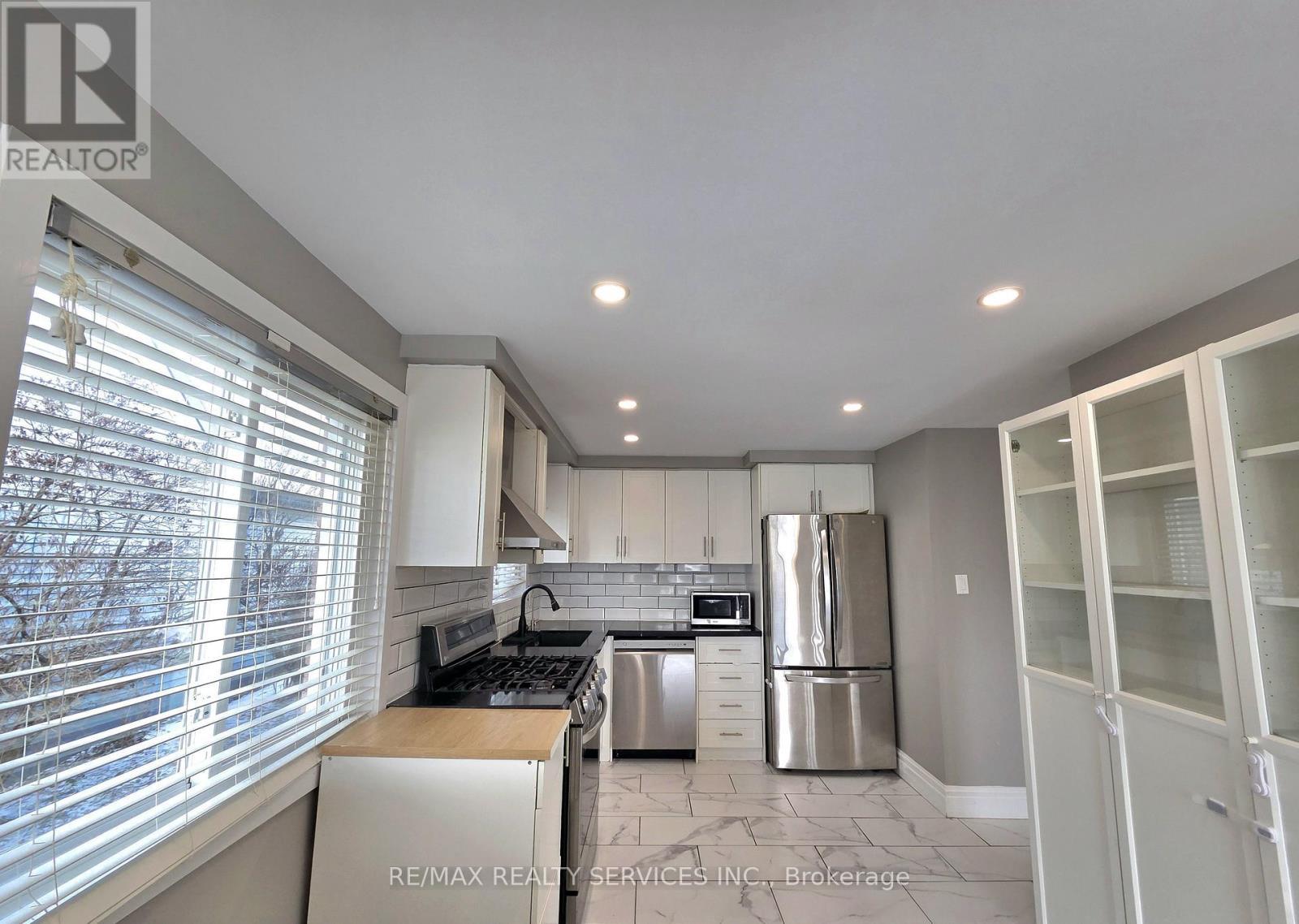 662 Elgin Street N, Cambridge, ON - Indoor Photo Showing Kitchen