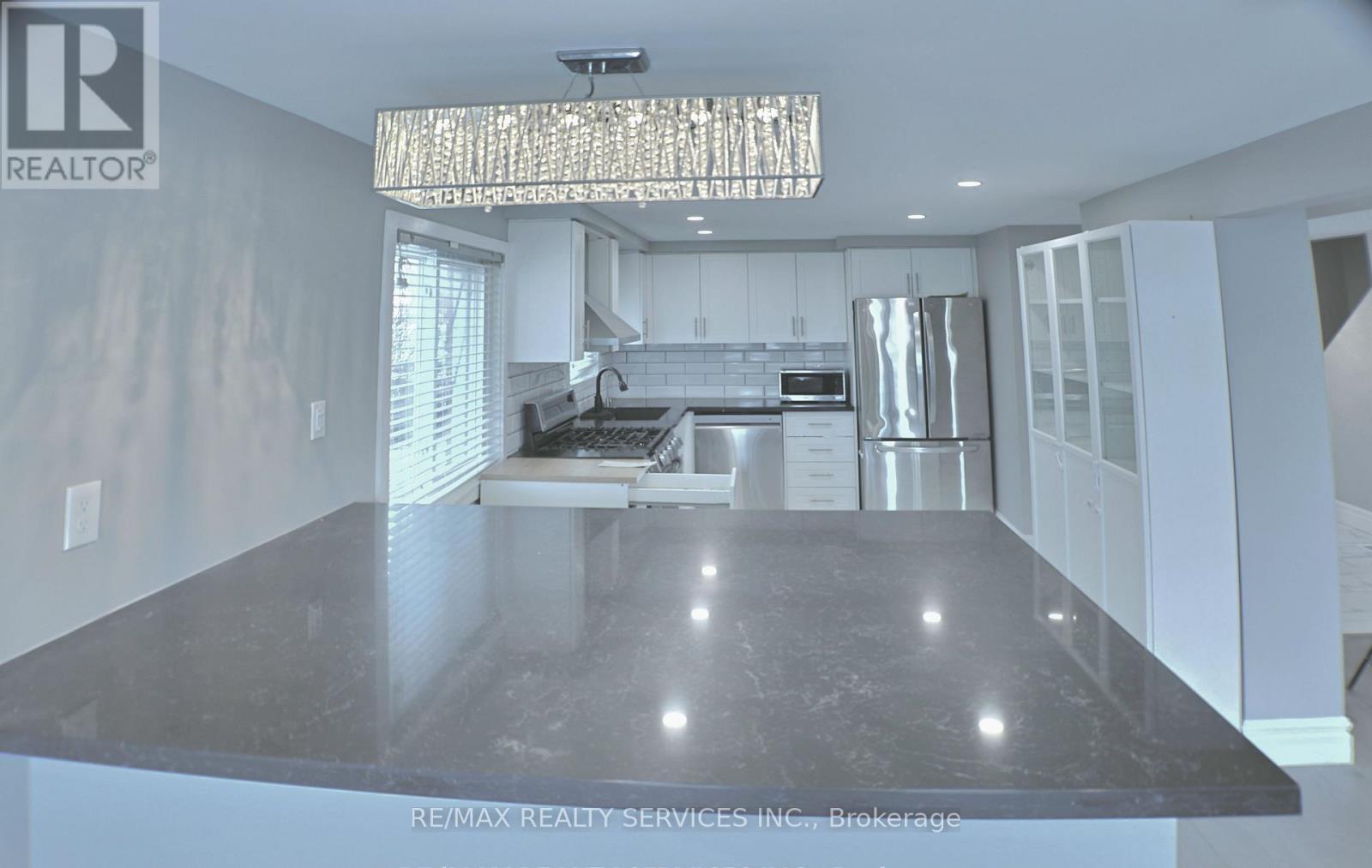 662 Elgin Street N, Cambridge, ON - Indoor Photo Showing Kitchen With Double Sink