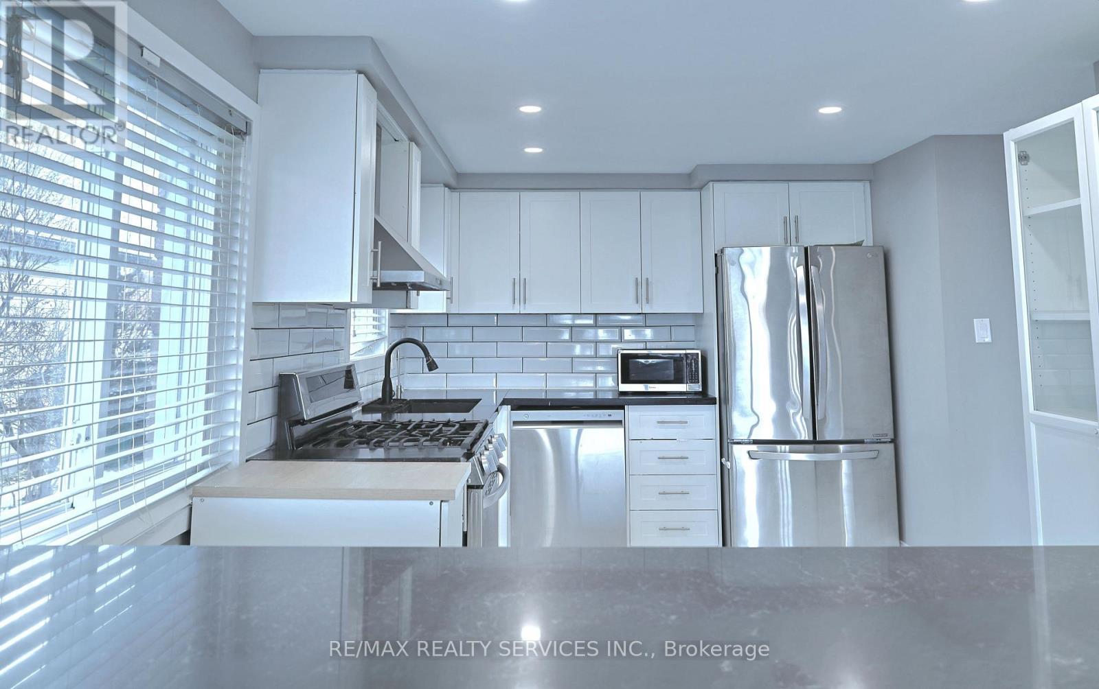 662 Elgin Street N, Cambridge, ON - Indoor Photo Showing Kitchen With Upgraded Kitchen