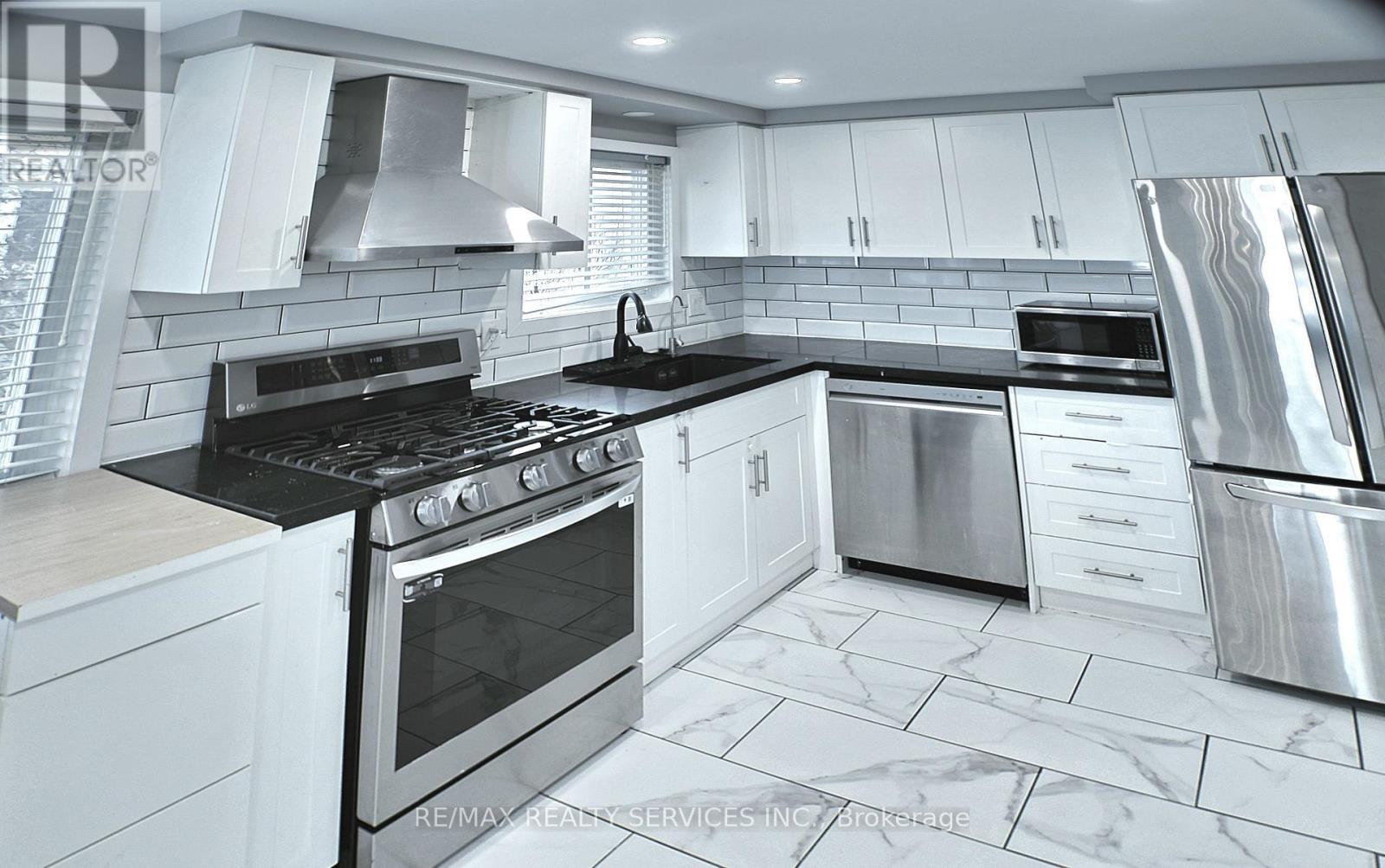 662 Elgin Street N, Cambridge, ON - Indoor Photo Showing Kitchen With Upgraded Kitchen