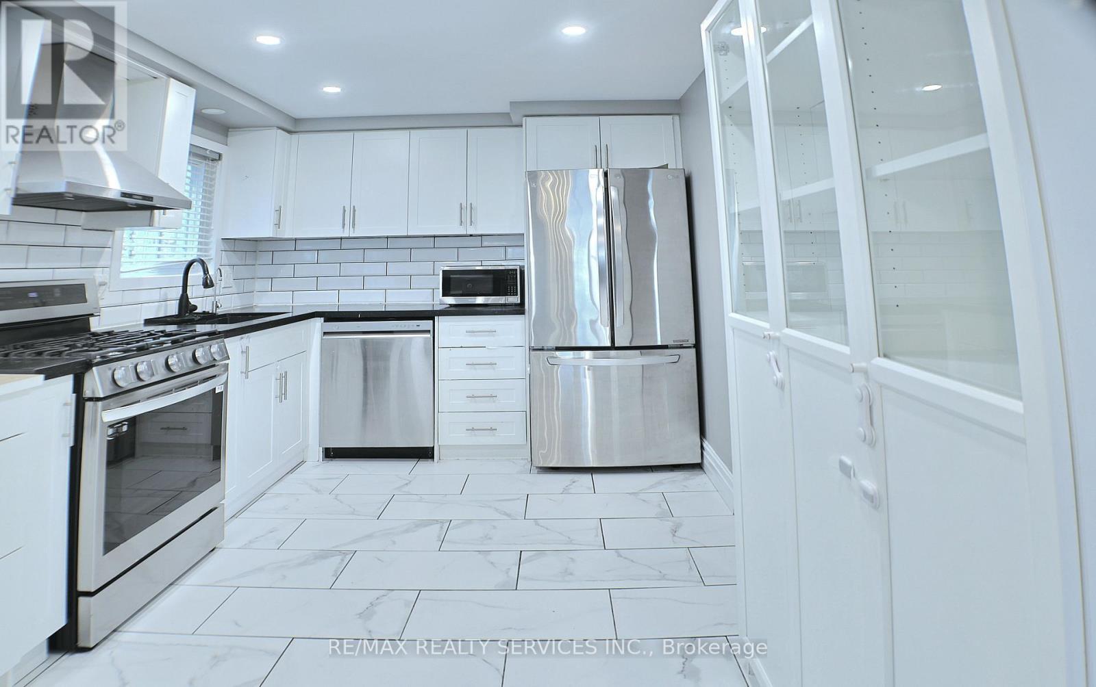 662 Elgin Street N, Cambridge, ON - Indoor Photo Showing Kitchen With Upgraded Kitchen