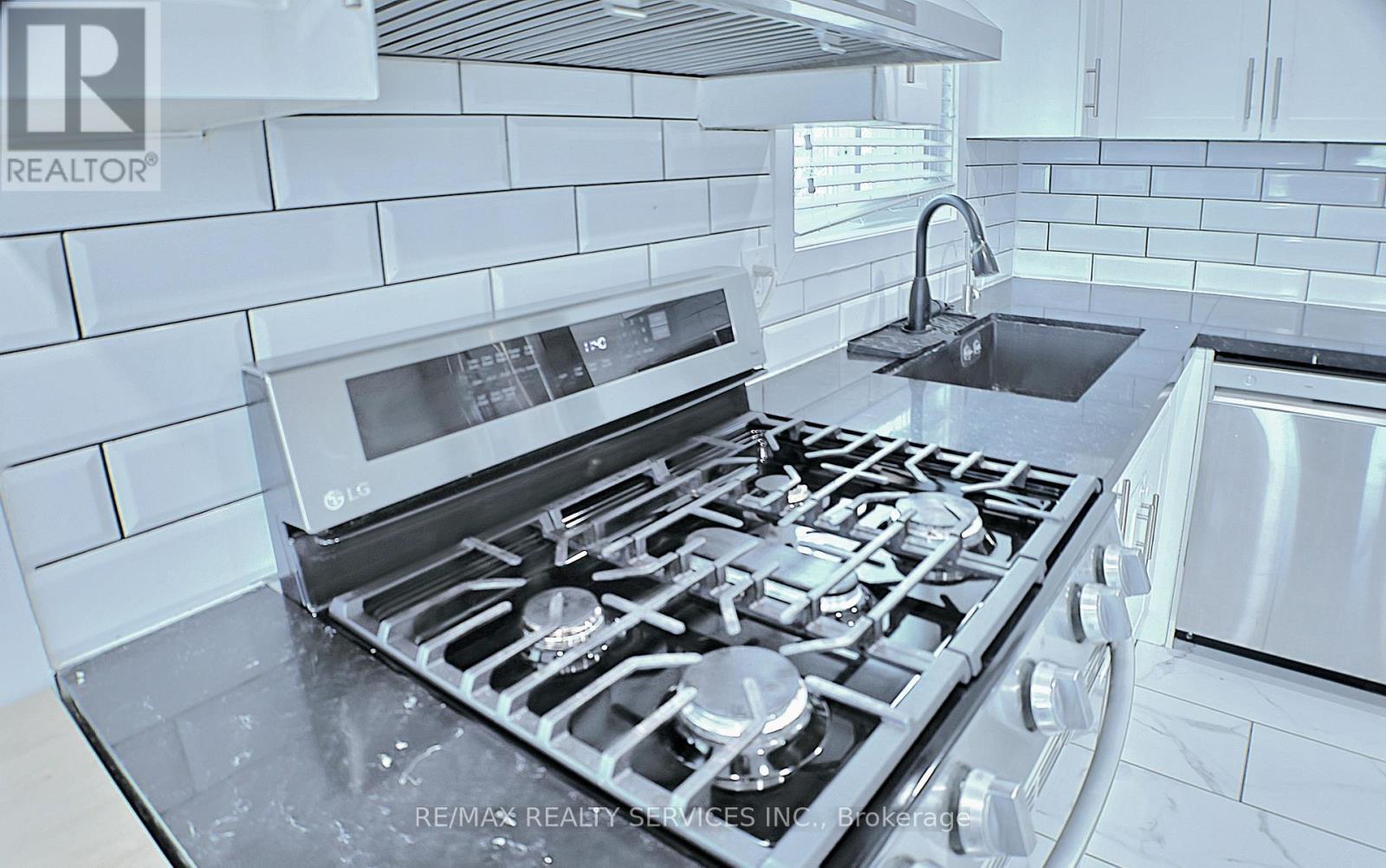 662 Elgin Street N, Cambridge, ON - Indoor Photo Showing Kitchen With Upgraded Kitchen