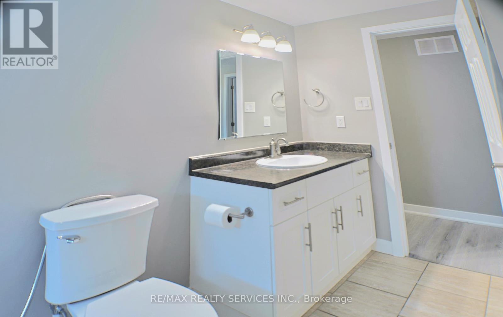 662 Elgin Street N, Cambridge, ON - Indoor Photo Showing Bathroom